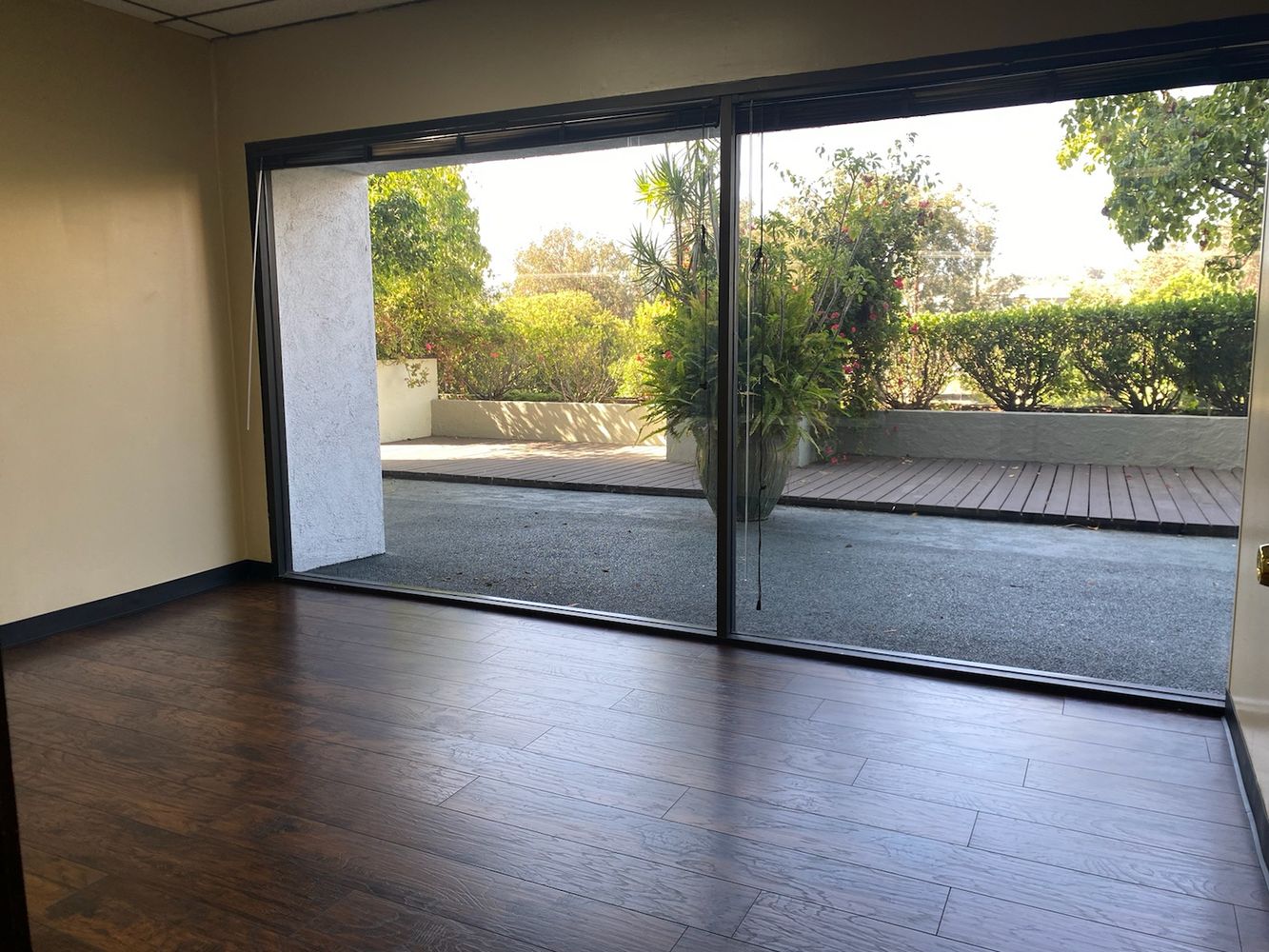 Plaza level, front of building, great exposure off lobby, private bathroom.